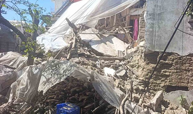 Antalya'da 2 katlı kerpiç ev çöktü