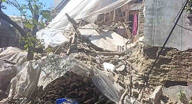 Antalya'da 2 katlı kerpiç ev çöktü