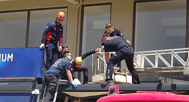 Antalya'da 4. kattan tente üzerine düşen genç adam için seferber oldular