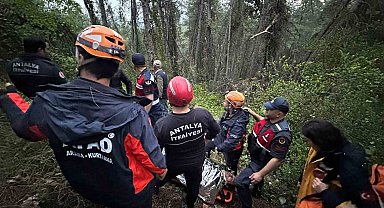 Antalya'da 80 metrelik uçuruma yuvarlanan adam yaralı olarak kurtarıldı