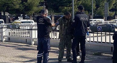 Antalya'da alt geçit demirlerine çıkan genci polis ikna edip indirdi