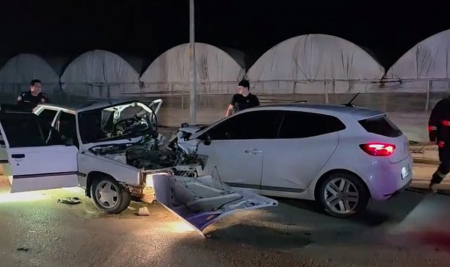 Antalya'da iki otomobilin kafa kafaya çarpıştığı kaza kamerada: 1 ölü