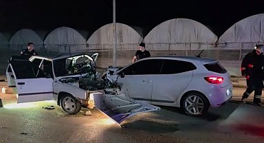 Antalya'da iki otomobilin kafa kafaya çarpıştığı kaza kamerada: 1 ölü