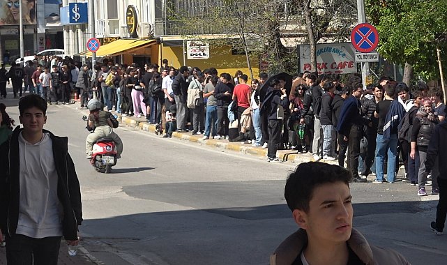 Antalya'da indirimli ikinci el giyim mağazası açılışı yoğun ilgi nedeniyle izdihama dönüştü