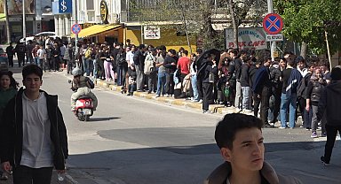 Antalya'da indirimli ikinci el giyim mağazası açılışı yoğun ilgi nedeniyle izdihama dönüştü
