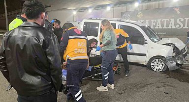 Antalya'da kontrolden çıkan otomobil bariyerlere çarptı: 3 yaralı