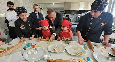 Antalya'da minikler mutfağa girdi, renkli kurabiyeler ortaya çıktı