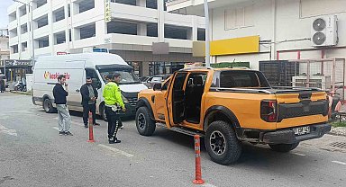 Aracına çarpan kamyonet için polis çağırdı hatalı parktan ceza yedi
