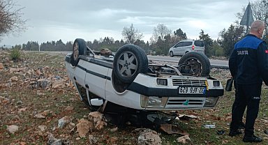 Araziye devrilen otomobilden yara almadan çıktılar