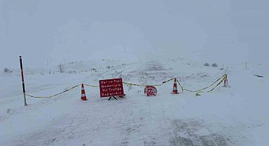 Ardahan-Ardanuç kara yolu kar ve tipi nedeniyle ulaşıma kapatıldı