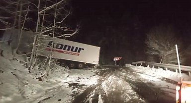 Ardahan-Artvin karayolunda kayan tır yolu kapattı, onlarca araç mahsur kaldı