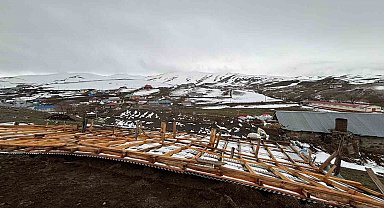 Ardahan'da şiddetli rüzgar çatıları uçurdu