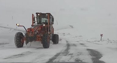 Ardahan'ın yüksek kesimlerinde kar ve tipi ulaşımı aksatıyor