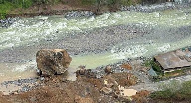 Ardeşen'de korkutan heyelan