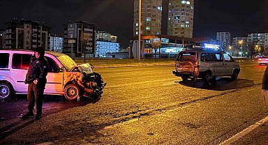 Arızalı minibüse çarpan araçta 7 aylık bebek dahil 6 yaralı