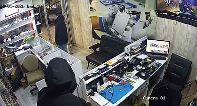 Arkadaşının 'kamera var' demesine aldırış etmeyen hırsız telefonu çaldı