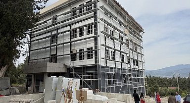 Arsuz'da sosyal hizmet merkezi binasında çalışmalar sürüyor