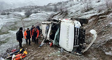 Artvin'de ambulans uçuruma yuvarlandı: 1 ölü, 4 yaralı