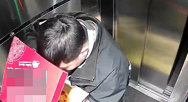 Asansöre tuvaletini yapan kuryeye asansörü temizlettiler