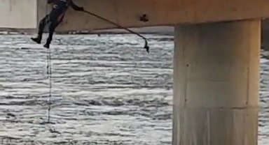 Asılı kalan güvercini halatla inip kurtardılar