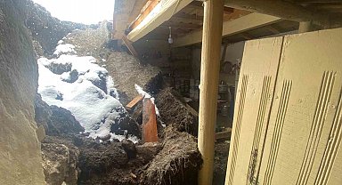 Aşırı yağış nedeniyle toprak damlı evde göçük