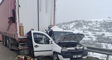 Aşkale yolunda feci kaza: Hafif Ticari araç, Tır'a arkadan çarptı, 2 ölü 3 yaralı
