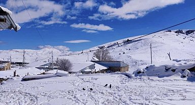 Aşkale'de nisan ayında kar sürprizi: Baharda kar yağışı etkili oldu