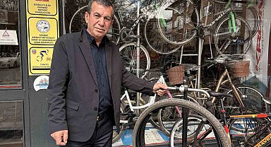 Askıda bisiklet parçaları, çocukların yüzünü güldürüyor