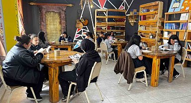 Atık malzemelerle kurulan kütüphane öğrencilerin yeni yaşam alanı oldu