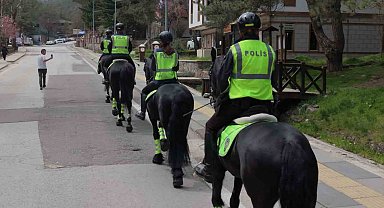 Atlı Polis ekiplerine Kızılcahamam'da yoğun ilgi