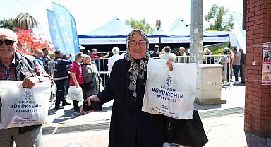Aydın Büyükşehir Belediyesi binlerce fideyi Nazilli'de vatandaşlara dağıttı