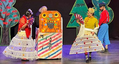 Aydın'da minikler tiyatro ile buluştu