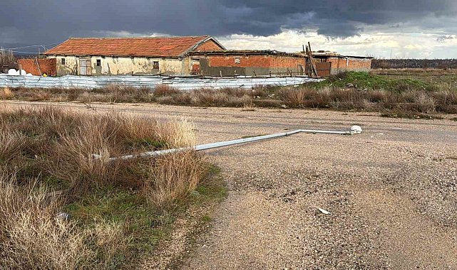 Aydınlatma direği yol ortasına devrildi, faciadan dönüldü