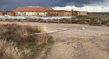 Aydınlatma direği yol ortasına devrildi, faciadan dönüldü