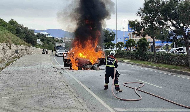 Aynı noktada 2 araç alevlere teslim oldu