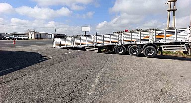 Ayrılan dorse yolu trafiğe kapattı