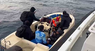 Ayvacık açıklarında 13 kaçak göçmen ile 2 organizatör yakalandı