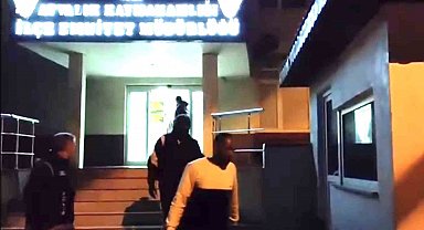 Ayvalık Polisinden sağanak yağmur altında göçmen avı