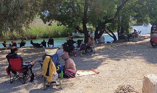 Azmak Nehri'nde tekne yoğunluğu