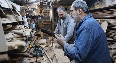 Baba oğul plastiğe karşı ahşap ustalığını yaşatmaya devam ediyor