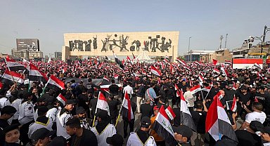 Bağdat'ta binlerce kişi İran'a destek için sokakları doldurdu