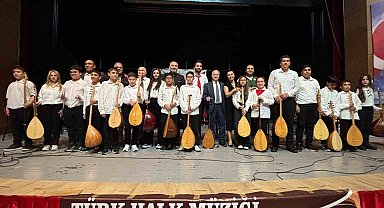 Bağlama kursiyerlerinden halk müziği konseri