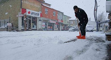 Baharı bekleyen Karlıova karlı bir güne uyandı