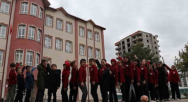 Baharın habercisi leylekler bu yıl gelmedi, öğrenciler hasretle yollarını gözlemeye başladı