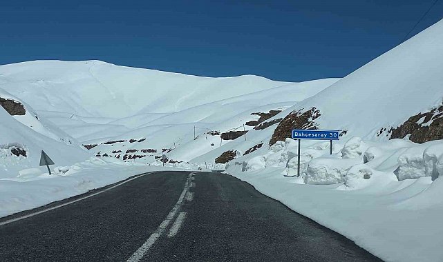 Bahçesaray yolundaki çalışmalara çığ riski nedeniyle ara verildi