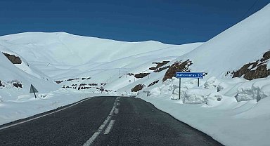 Bahçesaray yolundaki çalışmalara çığ riski nedeniyle ara verildi