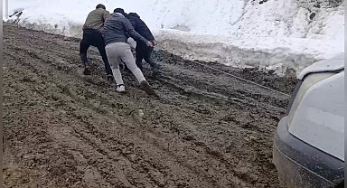 Bahçesaray'da çamurla mücadele: Vatandaşlar araçlarını iple çekerek ilerliyor