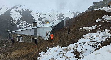 Bahçesaray'da heyelan bir eve zarar verdi