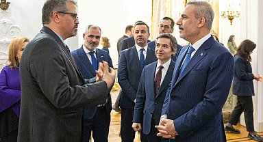 Bakan Fidan, Birleşik Krallık'ta yaşayan Türk vatandaşlarıyla bir araya geldi