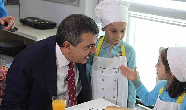 Bakan Tekin'den Aydınlı miniklere halı saha sözü